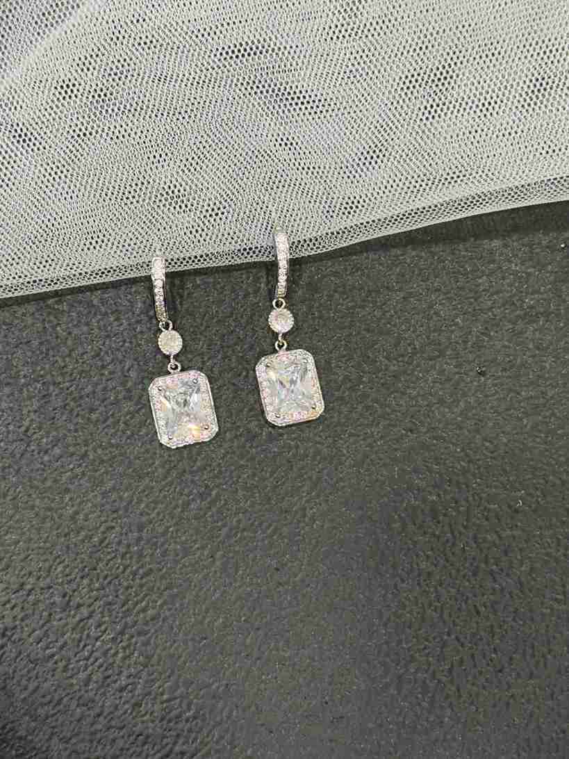 BAGUETTE DROP EARRING - Image 3