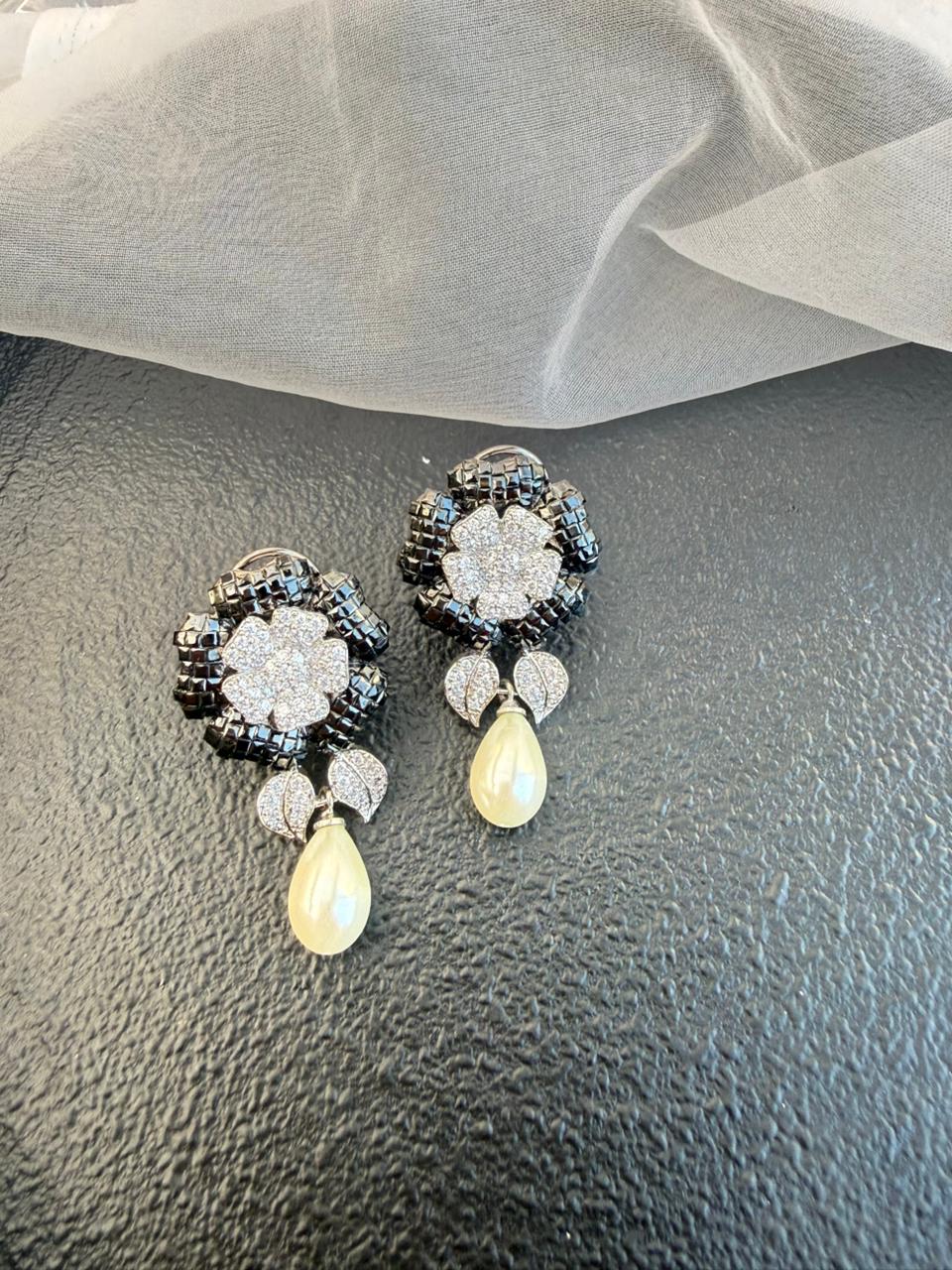 BIANCA FLOWER EARRING - Image 4