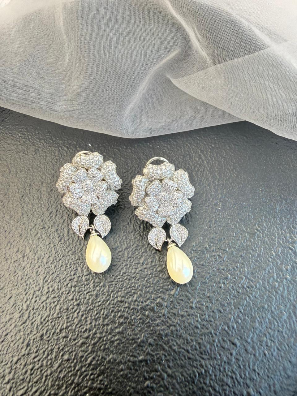 BIANCA FLOWER EARRING - Image 7