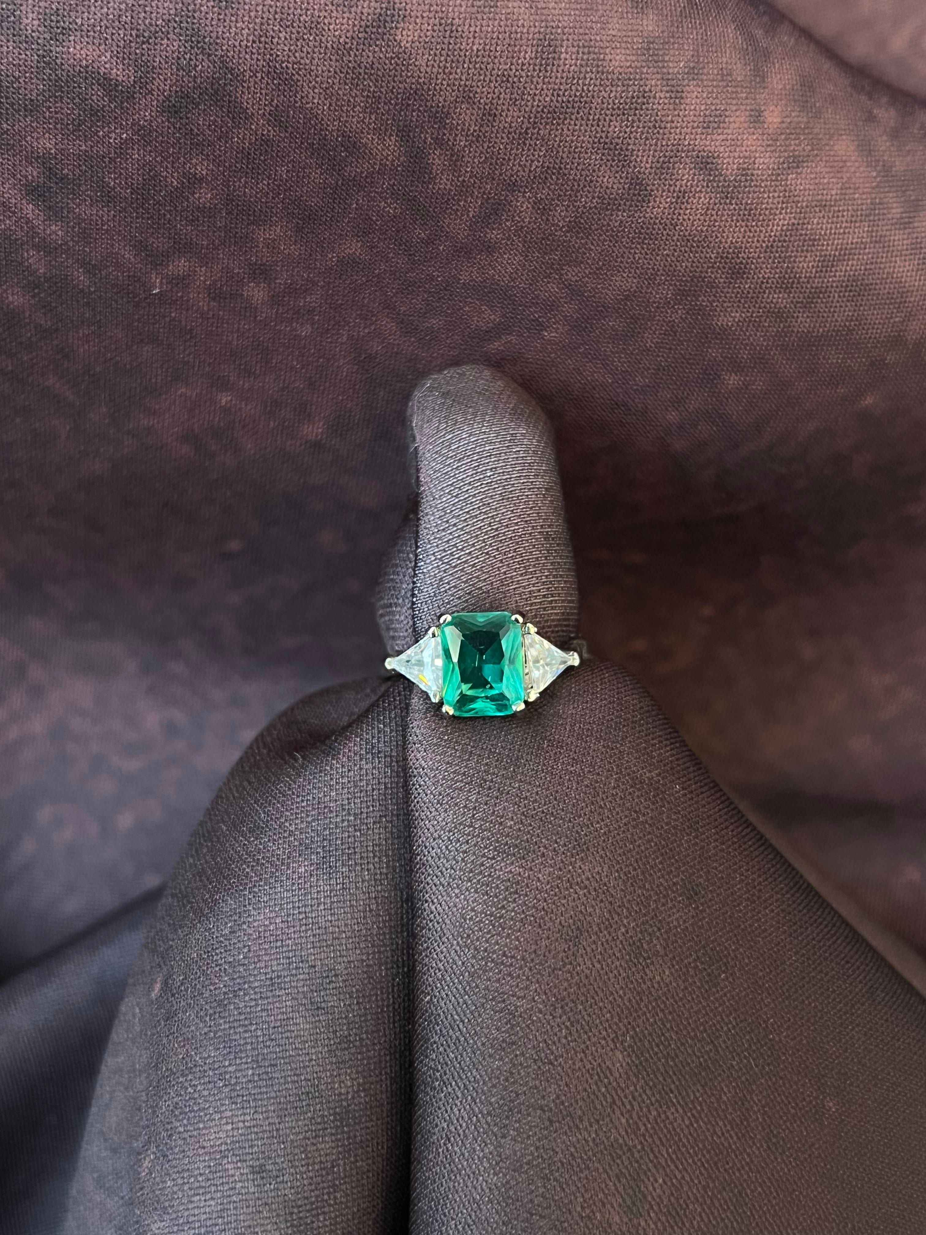 EMERALD SQUARE RING