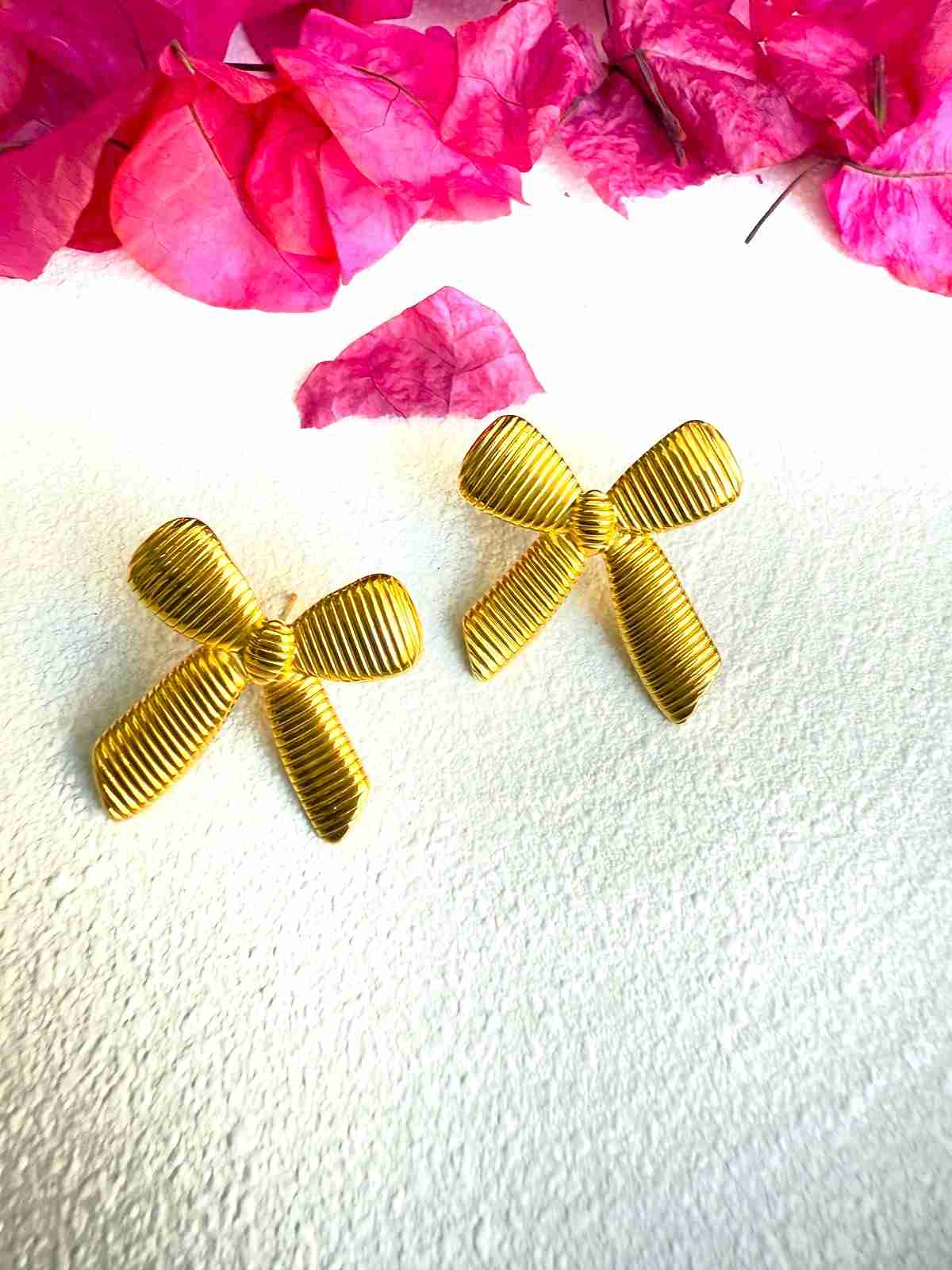 GOLD BOW STUD