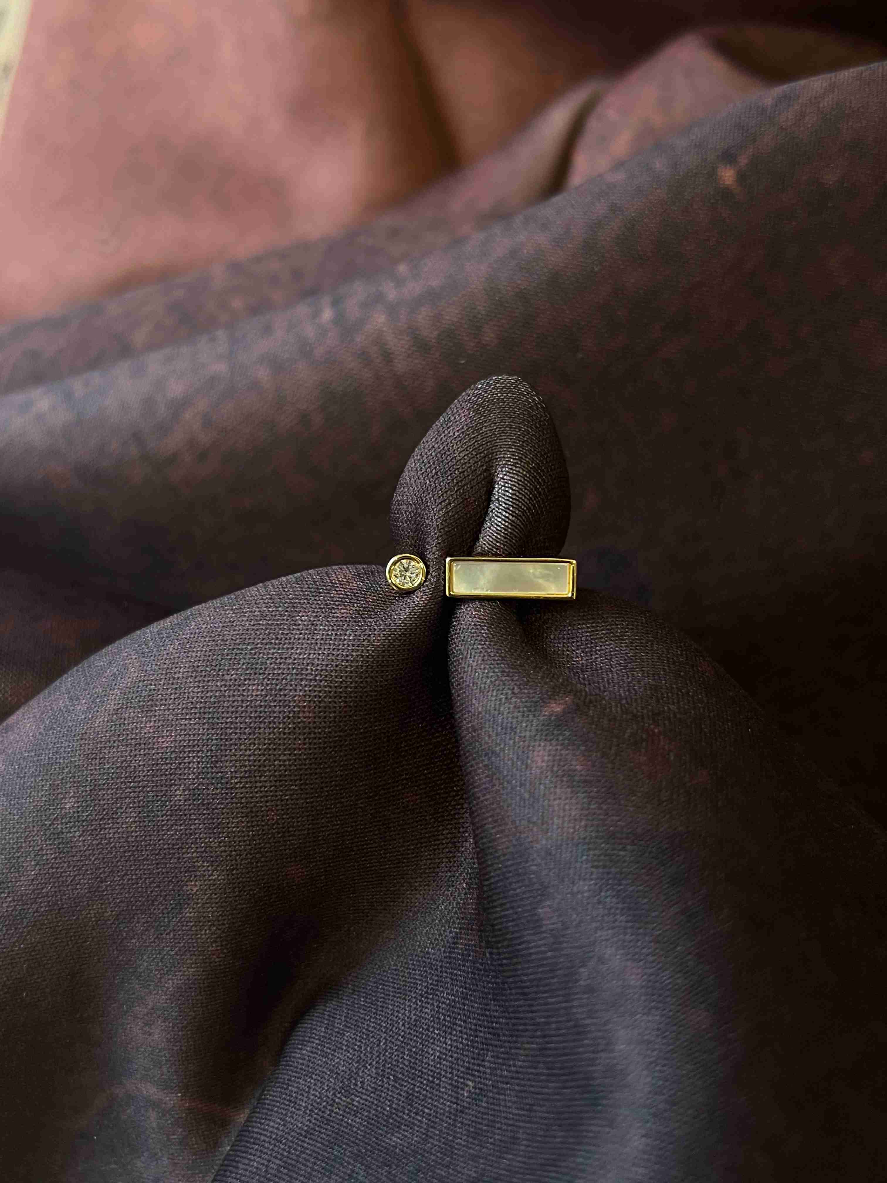 SLEEK MOTHER OF PEARL RING
