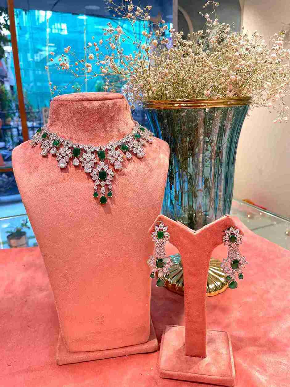 TRISHA EMERALD & DIAMOND SET - Image 3